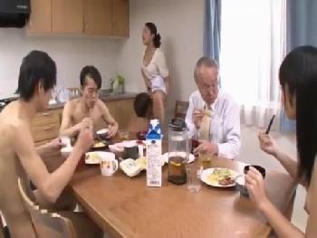 恥じらいの欠片もなく奔放でえげつない日常的コンドーム未装着で孕ませ射精される性的欲望処理機