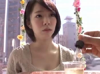 清純そうな素人人妻がマジックミラー号で媚薬アロマかがされ発情→猥褻マッサージで他人棒受け入れW