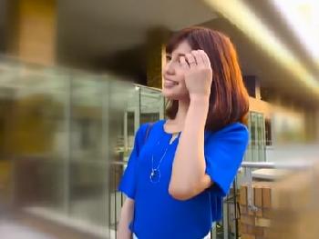 ハーフ顔したとても綺麗な人妻が剃毛した女性器を広げ避妊具なしで不貞行為