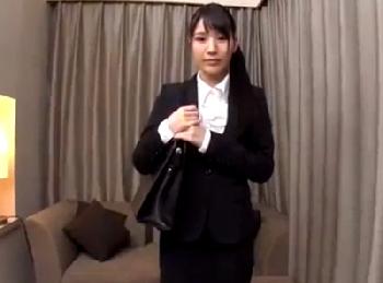 ノコノコと1人で面接にやってきた就活生→ダメ学生が面接官に手取り足取り性的ハラスメント指導されW