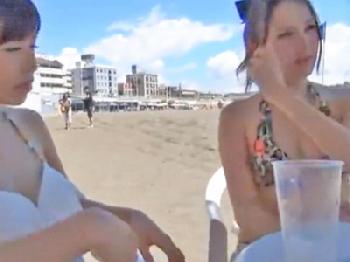 海ナンパしたノリの軽いビキニギャルたちが誘われるまま複数人での性行為
