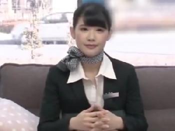 童顔な超キュートキャビンアテンダントが草食ペニスのお悩み相談でまさかの即挿入