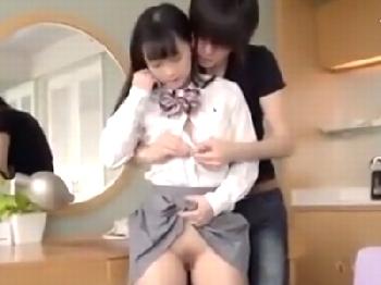 年上のイケメン彼氏とのゴムなし性交が制御できない黒髪女子校生