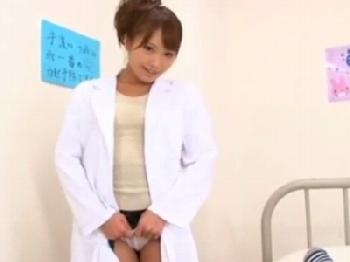 ビッチな保健室の先生が生徒のペニスへ猥褻なフェラチオ
