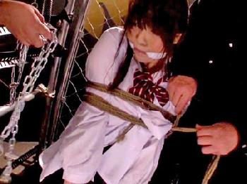 状況がつかめず震える女子校生を快楽拷問