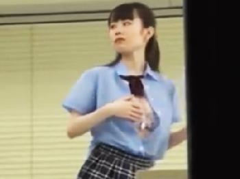 巨乳の女子校生を覗き見してたら性的興奮して職員室でゴムなし凌辱