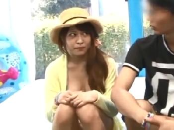 マジックミラー越しに彼氏がいるにも関わらず膣内射精される美少女