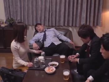 深酒で前後不覚になった同僚の綺麗な人妻を思う存分寝取り3P