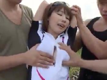 サイクリング中だった美女を人通りのない道で輪姦凌辱