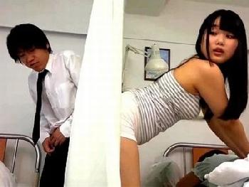 母の見舞いで行った先の隣のお姉さんがエロ過ぎ!!桃尻をこっち側に突き出しオネダリバック開始!!