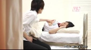 保健室で寝てる美少女女子校生にクラスメートがペニス差し出し強制フェラW