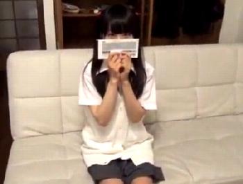 パイパン貧乳女子校生にお菓子を与えて思う存分ハメ撮り膣内射精