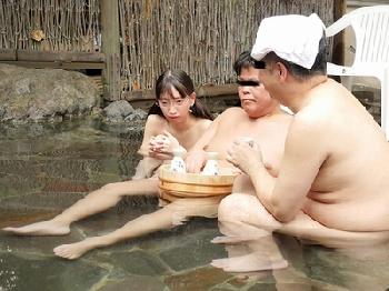 お父さんと一緒に温泉に来た無防備少女が…2人きりになったらペニス舐めてきた!!