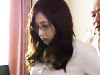 夫一筋だった品行方正なメガネ妻が爆発寸前な性的欲望を募らせて不貞交尾で燃え上がる