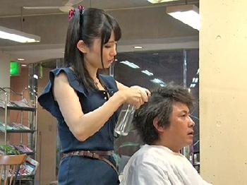 施術中の客へさり気なく乳房をおしつけ煽りたてる美容師