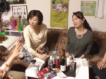 軟派男のヤリ部屋に招かれた二人の熟女マダムが酒で深酔いして乱交に発展