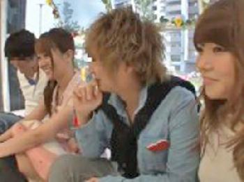 大学生カップル同士がマジックミラー号で乱交SEX