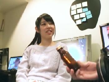 AV制作会社で働くキュートお姉さんに超強力媚薬飲ませたら猛烈に卑猥な性交勃発