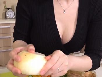 料理よりもバストが気になるお料理教室♡男までも料理する猥褻先生においしく頂かれる