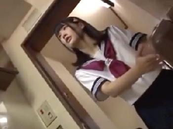 家にやって来た非人道的な修理業者に遠慮なく挿入される美少女女子校生