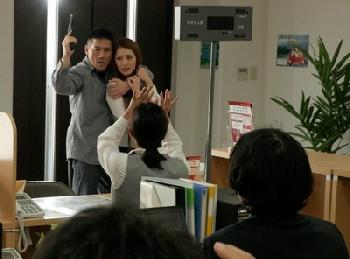 とても綺麗な女性銀行員を襲った悲劇…銀行強盗に身体を弄ばれて恐怖のどん底へ…