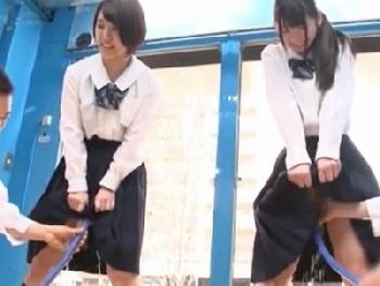 学校帰りの女子校生を言葉巧みに騙してマジックミラー号でぶっかけ乱交