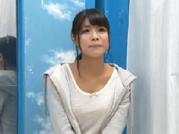 外国人を狭くて汚い部屋に連れ込みヤリ倒す中年男性