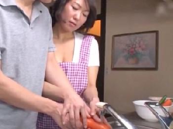 ニンジンを見てムラっとくる嫁の母親と甘く激しい近親膣射交尾