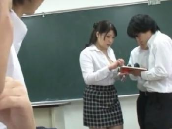 ムチッと美味しそうな女体がそそる巨乳女教師がムラっときた生徒たちのペニスに囲まれ乱交