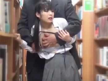 超カワミニマム女子校生が図書館で大男に押さえつけられ声を押し殺しながら性的凌辱される!!