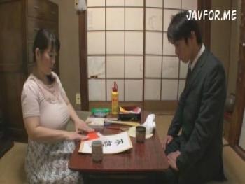 息子の肉棒をパイズリで癒やしてあげる巨乳母