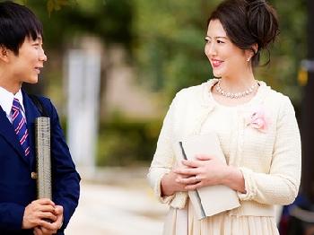 卒業式の日、大人になった僕へ義母が暮れたのは…大人の色気満載な義母そのものでした
