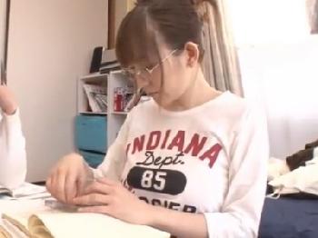 地味メガネだけど巨乳の幼なじみとなし崩しセックス展開!!