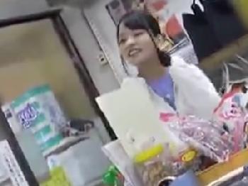 アルバイトに入ったばかりの女子校生店員に何度も中出し!!