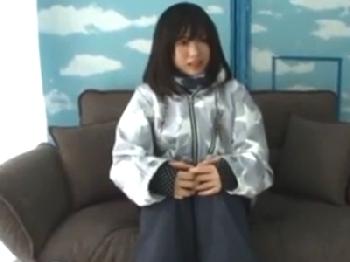 初対面男と密室空間の中で辛抱できずに男性器を受け入れる美少女