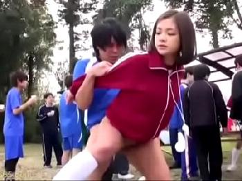 サッカーの試合中も部員のために股間の穴開放しなければならない女子マネW