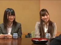 旅館の手違いで同室になった先輩女性社員たちの浴衣がはだけて3P展開