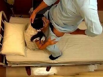 少女専門で犯す猥褻医者の性的凌辱動画が流出→母親と一緒にきたあどけない少女を引き離して強制わいせつ