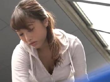 胸元への警戒が薄い凄く綺麗な人妻がゴミ捨てへ→ムラっときた隣人に挿入され絶頂昇天