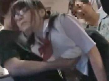 スクールバスで見つけた真面目女子校生を性的暴行膣内射精!!