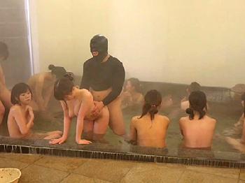 修学旅行でクラスメイトがハードピストンされててもガン無視する女子校生たち