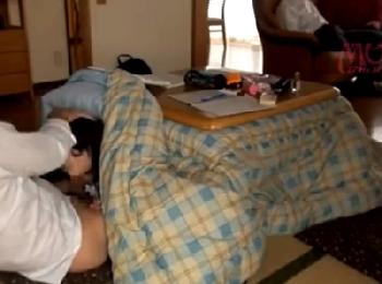 親が向こう側にいるのにコタツの中で妹と性交する冷酷非道な兄