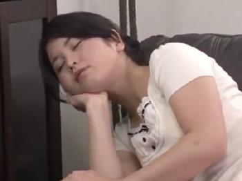 彼氏と電話SEXしてる最中で寝落ちした姉にムラっと興奮して強制肉親タブーSEX