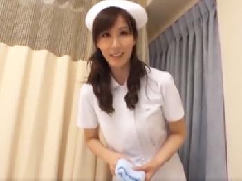 患者の溜まった精液を手コキフェラチオで搾り抜く痴女ナース