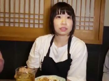 居酒屋で働く美少女が店内で兄と父親と近親3P性交