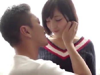 真っ昼間から気持ちよさそうにSEXに勤しむベビーフェイス美少女