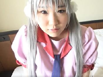 童顔のコスプレイヤーが何度もビクビク痙攣してアクメ→陰毛がないワレメに中出し