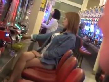 パチ屋に一人できていたギャルに痴漢→耐えきれなくなって店内で婦女暴行