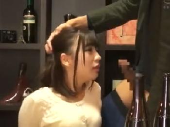 彼氏が隣で寝ているのにいきり勃ったペニスを差し出されて発情→中出し受け入れる猥褻彼女