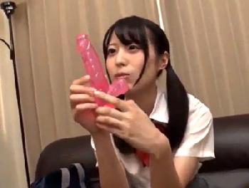 猥褻なオモチャに引かれた女子校生が布団びしょびしょでヨガりSEX